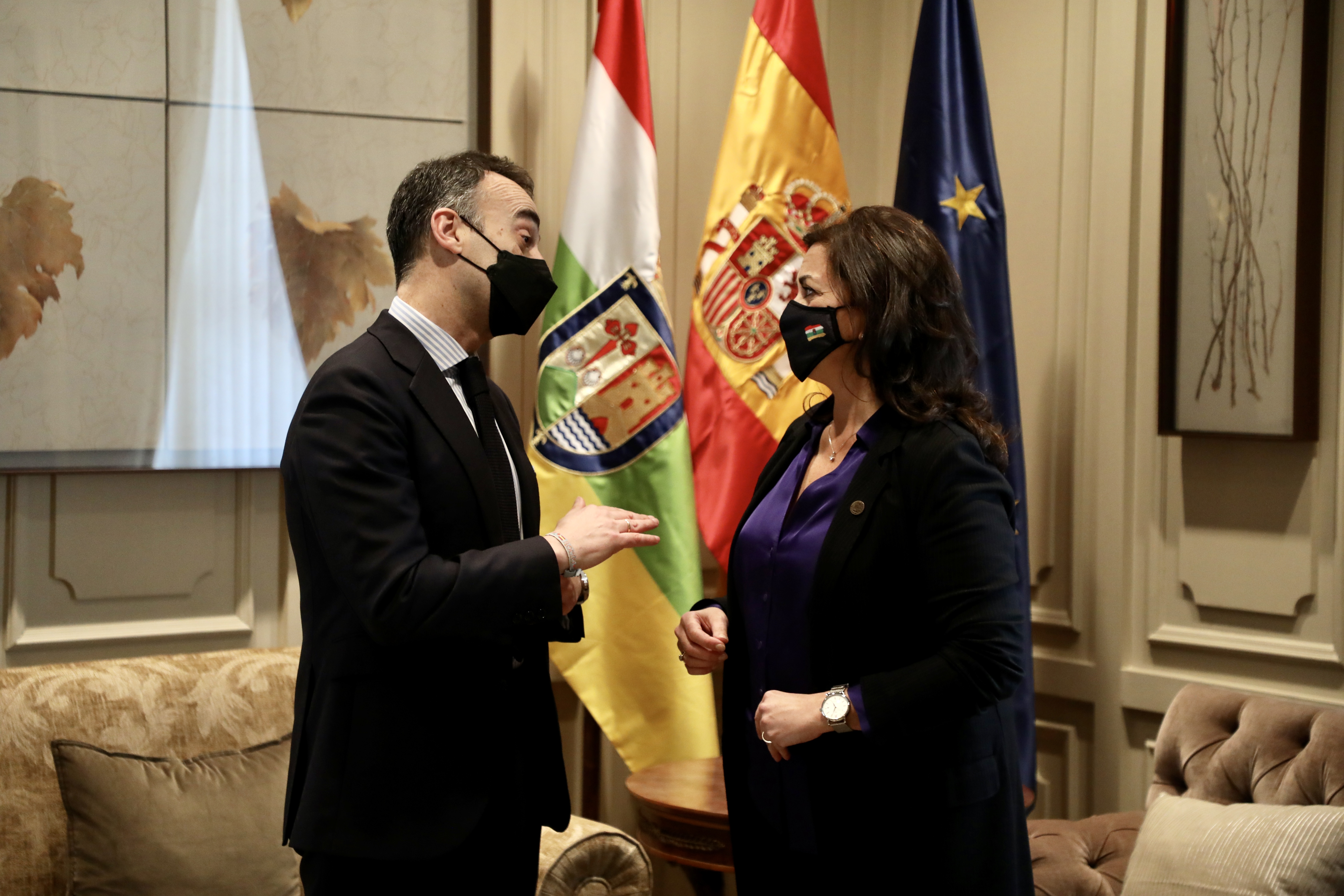 LA PRESIDENTA CONCHA ANDREU RECIBE AL NUEVO DECANO FEDERICO J. BRAVO