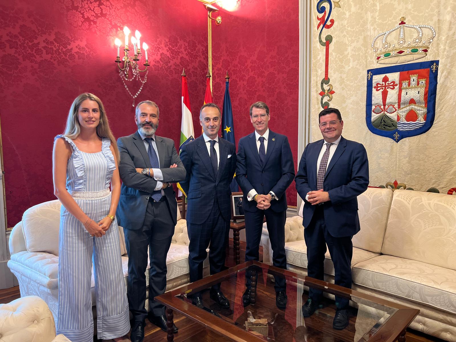 NUESTRO DECANO SE REUNE CON EL PRESIDENTE DE LA COMUNIDAD AUTÓNOMA